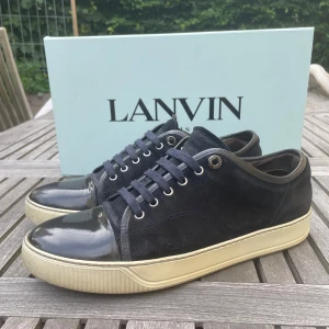 Lanvin skor  - Hej! Säljer nu dessa sjukt snygga Lanvin skor. Skorna är i bra skick, defekter i ena hälen! Vi rekommenderar att gå ner en storlek. Har ett begränsat antal boxar och dustbag! Hör gärna av dig vid frågor 