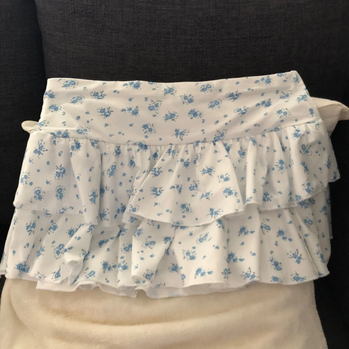 Vit blommig kjol - 1