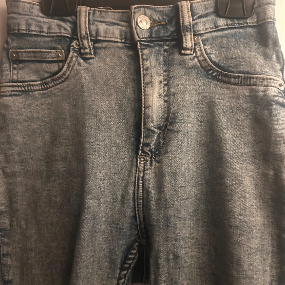 Ljusgrå skinny jeans med råa kanter