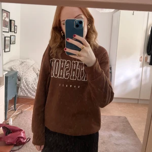 Brun sweatshirt tröja med tryck - Brun jättemysig sweatshirt som passar S men även mig som är XS! Den har lurvig insida, och jag säljer för att den inte kommer till användning och jag behöver pengar till min student