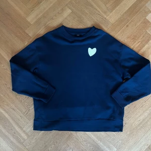 Marinblå Sweatshirt från LXA the Label - Marinblå Sweatshirt från LXA the LABEL  Storlek XL unisex passar L-XL  Tryck på ryggen, inga Flaws 👕
