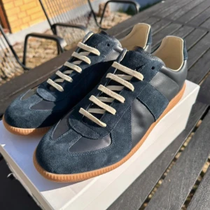 Maison Margiela gats  - Säljer ett par Maison Margiela i storlek 44. Helt nya och riktigt snygga. Köpta på Farfetch för 6600 kr Orderbekräftelse finns!! Box och dustbag medföljer självklart.