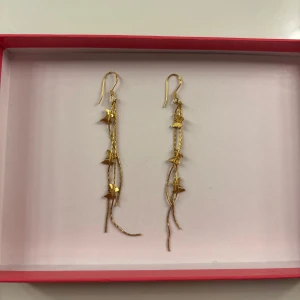 Guldiga långa örhängen med fjärilar - Säljer ett par snygga långa örhängen i guldton med flera små fjärilar detaljer längs tunna kedjor💗💗