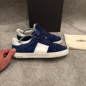 Valentino Flycrew  - Hej!  Säljer nu dessa snygga och eftertraktade valentino flycrew skorna!  Storlek= 43 Skick= 9/10 Ny pris= 9000 kr Säljs för= 3999 kr Dessa skor är väldigt limiterade och svåra att få tag på då dem inte tillverkas längre!  allt OG tillkommer vid köp (box, dustbag) alla nitar finns kvar! 