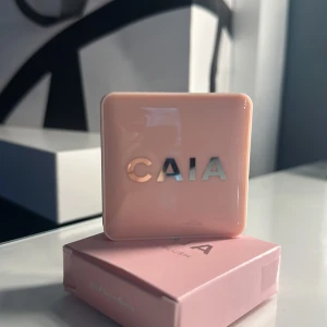 CAIA blush - Säljer mig blush från CAIA i färgen Wild Strawberry. Fick denna för några månader sen. Säljer pågrund av att den aldrig kommer till användning