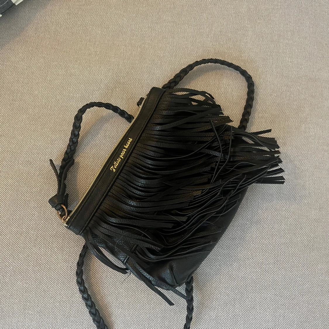 Svart axelväska med fransar