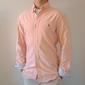 Ralph Lauren Skjorta - Stl M, Slim Fit - Hej säljer en fin Ralph Lauren skjorta I färgen Aprikos, Perfekt till sommaren! 🏖🏝 | Skick: 9/10 | Stl: M, Slim fit | Han på bilden är 172cm | Fraktar spårbart med Instabox eller Postnord | Mvh Galgen 🤗