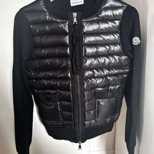 Moncler jacka - Säljer min helt nya och oanvända i storlek XS/S då den inte kommer till användning. Det finns en QR kod som garanterar äktheten. Tryck på köp!!! 💕