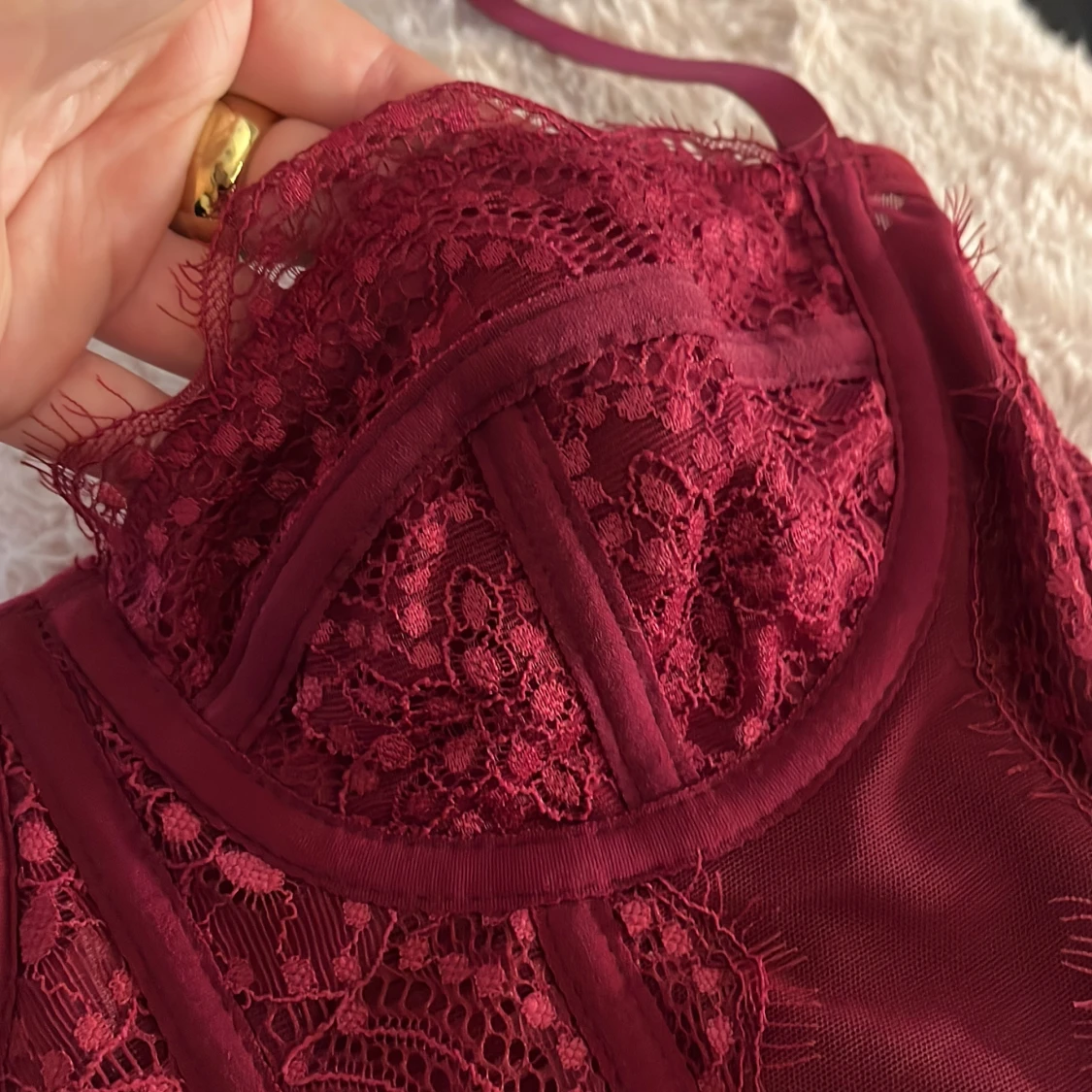 Vinröd spetskorsett  - 2