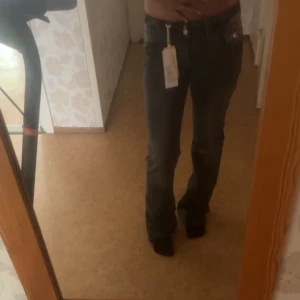 Mörkgrå bootcut jeans med tag kvar - säljer mina jeans från Gina Young då dom inte kom till någon användning. Helt nya och bra bra skick. Skriv om ni vill har mer info