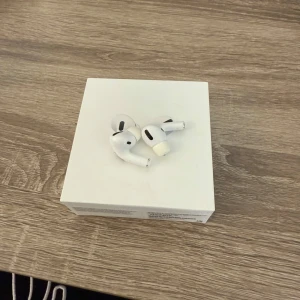 AirPod Pro (orginal, inget case) - Säljer ett par Airpod Pro som fungerar utmärkt, det är endast hörlurarna som ingår och boxen med öronproppar medföljer. Priset kan diskuteras! (Säljer vidare eftersom jag hade fel case till just den här modellen!)