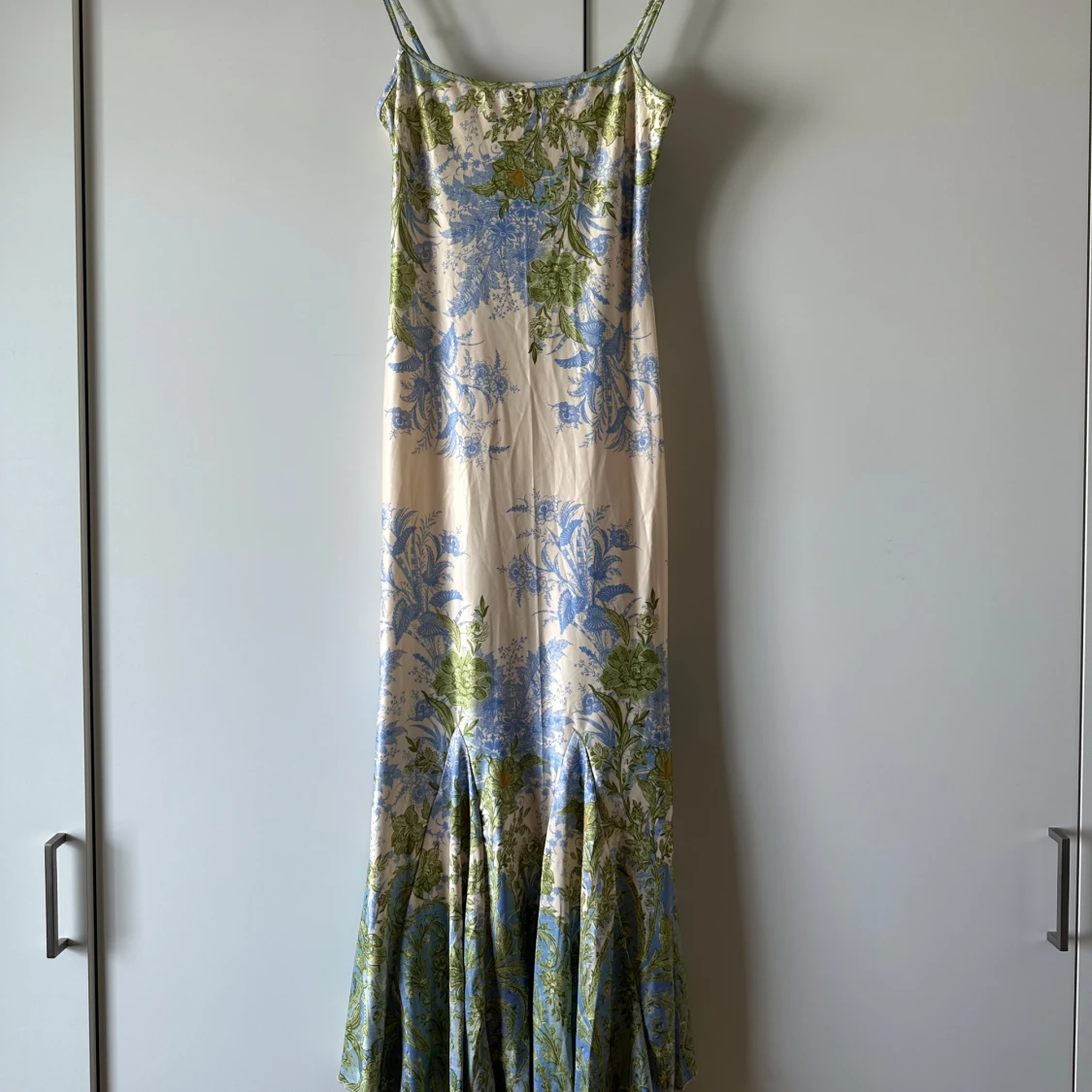 Lång blommig klänning med smala axelband