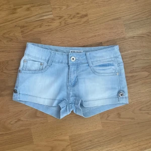 ljusblåa jeansshorts  - supersnygga ljusblåa lågmidjade jeanshorts! storlek M på lapp men uppskattas mer som Xs. midja: 35 cm, höjd: 21 cm