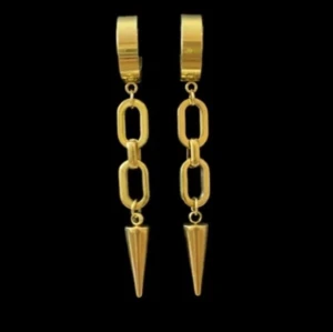 Guldiga kedjeörhängen med spets - Snygga örhängen i guldton med kedjelänkar och spetsiga hängen längst ner. De har en cool och edgy vibe, perfekta för att lyfta din stil. Hängande modell som ger ett statement till din look.