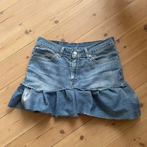 Volang jeans kjol - Säljer denna jeans kjolen med volanger. Midjemått 37 cm tvärs över midjan. Kontakta mig privat vid frågor eller liknande💕💕