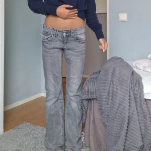 Low waist bootcut jeans  - Low waist bootcut jeans från gina tricot. Stickad 152 men passar också som w24/w25. 