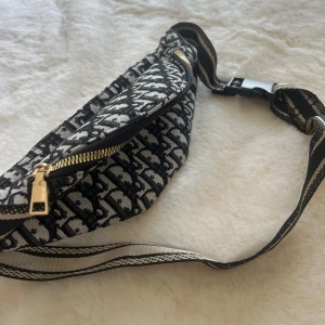 Axelremsväska - Axelremsväska 💙