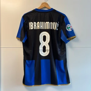 Zlatan Inter fotbollströja - Inter Milan fotbollströja retro med Zlatan på ryggen. Strl M