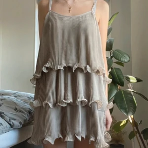 Beige Volangklänning, H&M - Säljer då den inte används. Superfin i nytt skick. 