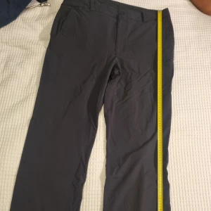 Byxor Under armour  - Byxor Under armour. Se bilder för mått. Slitage vid benslut, se bild. Därav priset. Se gärna även mina andra annonser och skapa bundles. 