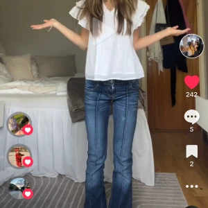 Blåa lågmidjade bootcut jeans - Jättesnygga lågmidjade bootcut jeans från bershka med coola sömmar över benen! Sparsamt använda💘🔥 Tryck gärna på köp nu!