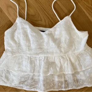 Vit broderad linnetopp  - Supersöt vit linnetopp från SHEIN med tunna axelband och broderade blommor över hela tyget. Toppen har volangdetaljer och är i bra skick, (första två bilderna - lånade!) 🥰🥰