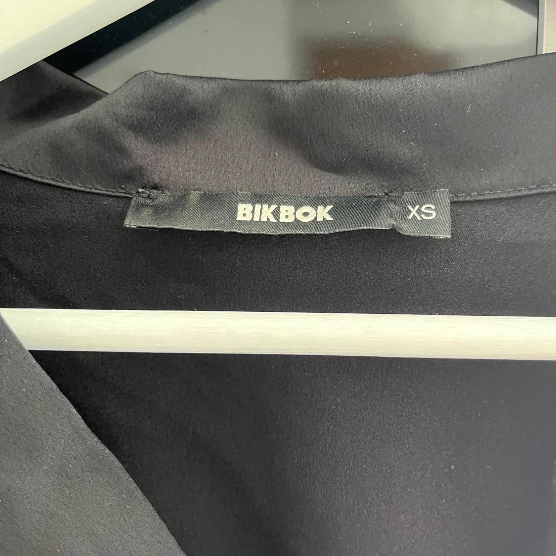 Svart skjorta i satin från Bik Bok XS - 2
