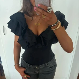 Zara vringad volangbody  - Så snygg och trendig slutsåld vringad volangbody från zara. Jag är 168 och det är mina bilder, köp via köp nu direkt eller Swish, kvar tills markerad som såld 💖 