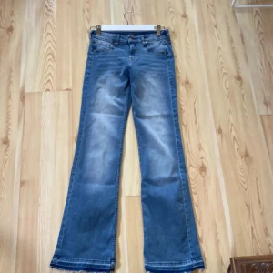  Jeans!  -  Säljer de otroligt populära lågmidjade jeansen från HM!  Bootcut  Innerbenslängd cirka 76  Perfekt skick! 