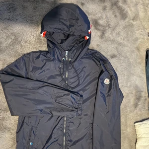 Moncler windbraker - Fett Jacka haft ett tag, har tröttnat den är väldigt tun så väldigt bra för sommaren. Plus den är ass snygg 