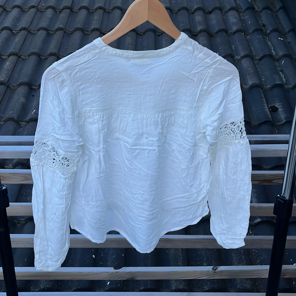 Vit blus med spetsdetaljer KappAhl - 1