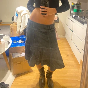 Jeanskjol i mörktvätt - Fin mörktvättad vintage denim kjol. Kjolen har en lätt utsvängd siluett och slutar strax under knät. Perfekt att styla med boots eller sneakers för en cool vibe.