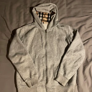 Grå zip-hoodie Burberry, S - Grå Burberry hoodie i storlek S.