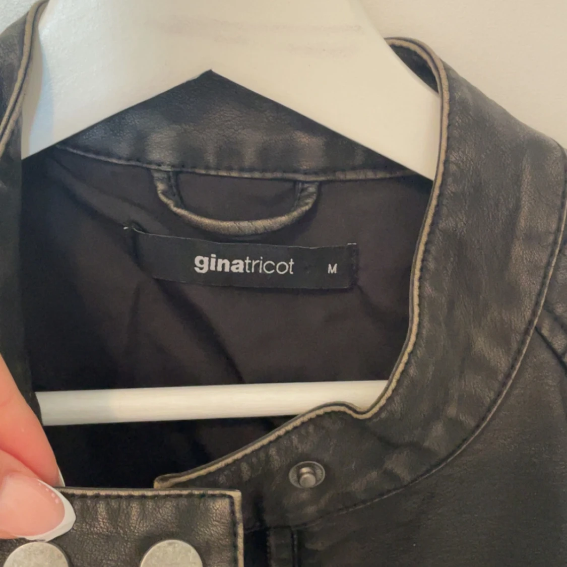 Svart skinnjacka från Gina Tricot - 1