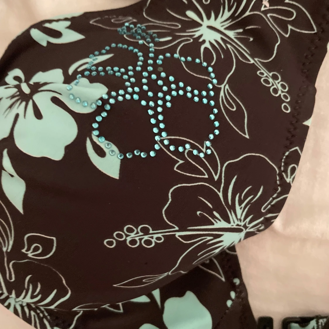 Blommig bikiniöverdel med turkosa detaljer - 2