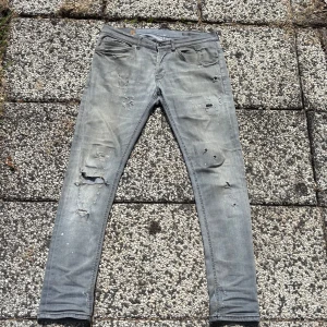 Dondup Jeans - Dondup George Slim Fit // Storlek 33 // Skick 8/10 // Nypris 3000, mitt pris 699 // Jeansen är smutsiga och behöver tvättas, görs självfallet innan köp☺️// Hör av dig vid frågor o funderingar!