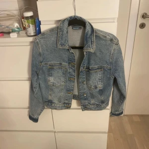 Blå jeansjacka från Vero Moda XS - Snygg blå jeansjacka från Vero Moda i klassisk modell med två bröstfickor och knappar framtill. 