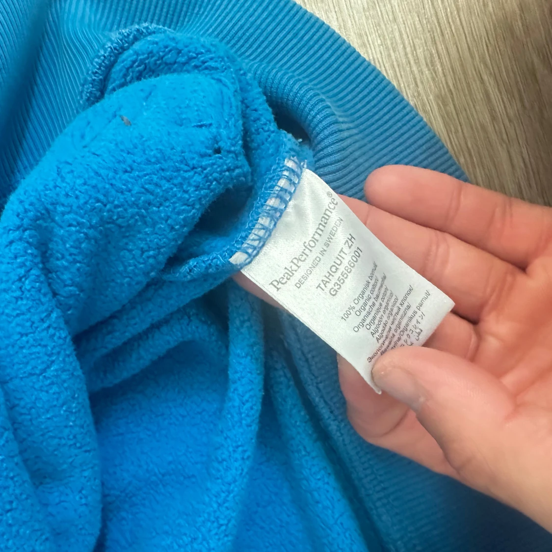 Blå hoodie från Peak Performance - 3