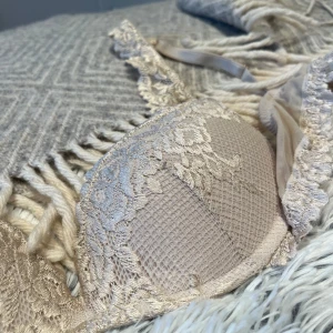 Intimissimi bh  - Superfin beige Intimissimi bh som knappast är använd med blommig spets och tunna axelband. Kuporna har ett diskret rutmönster under spetsen och kanten är dekorerad med spetsdetaljer. Skriv gärna innan ni köper!💓