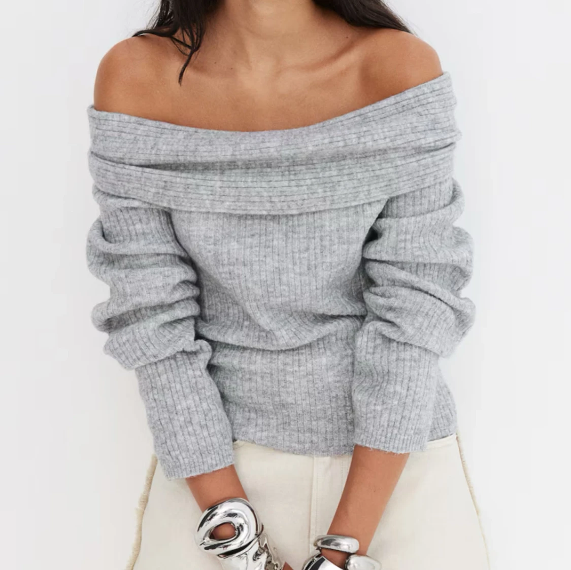 Ljusgrå stickad och ribbad off shoulder tröja från hm  - 2