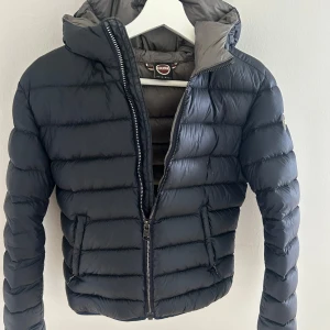 Mörkblå dunjacka från Colmar - Säljer nu min mörkblå dunjaka från Colmar som är i ett super fint skick. Säljer då jag har ett intresse för en annan jacka. Skriv för fler bilder vid intresse💗💗💗