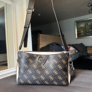 Guess väska - Hjälper morsan att sälja sin guess väska. Helt ny aldrig använd. Dustbag medföljer!