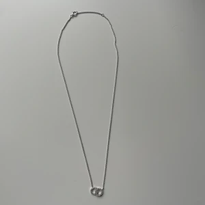 Halsband med detalj - Säljer ett oanvänt halsband med liten detalj. Justerbar längd så går att ha 42 cm och 45 cm (bild 3 och 4). Vet inte om det är äkta silver eller om det är nickel fritt! Kommer inte i originalförpackning! Säljer även 2 st matchande armband till fast i andra annonser. Köparen betalar frakten!
