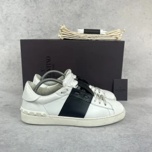 Valentino open sneaker - – Condition: 7,5/10  – Color: White and black  – What is included: Only the sneakers  – Retail price: 7280