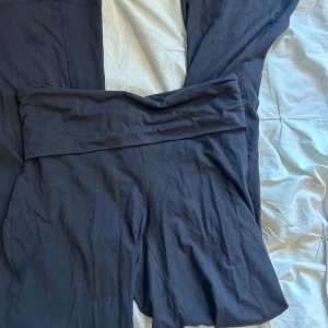 Mörk gråa yoga pants - Mörk gråa yoga pants med, vikt midja och utsvängda ben. Sköna och stretchiga, perfekta för chill eller yoga. Tillverkade i mjukt bomullsmaterial som känns bekvämt mot huden.