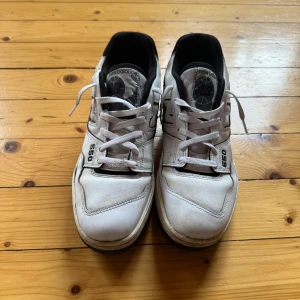 New Balance 550 vita sneakers - Säljer ett par klassiska New Balance 550 sneakers i vitt med svarta detaljer. Är i OK skick, storlek 45,5 EU. Ordinarie pris 1700