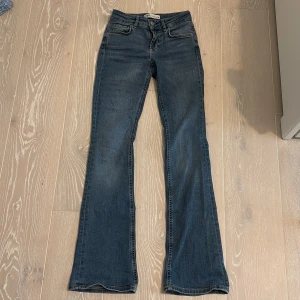 Blå bootcut jeans från Zara, strl 32 - Blåa bootcut jeans från Zara i storlek 32. Bra skick. 90kr