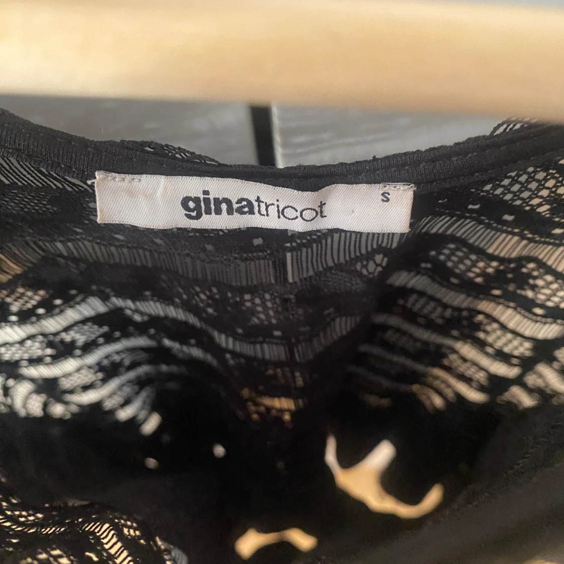 Svart spetstopp med volang - 4