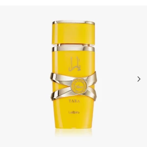 Lattafa Yara Eau de Parfum - Lattafa Yara är en fruktig parfym med noter av mango, kokosnöt och passionsfrukt, samt blommiga inslag av jasmin och apelsinblomma. Flaskan är klargul med eleganta gulddetaljer och har en modern, lyxig design. Perfekt för dig som gillar exotiska och orientaliska dofter.