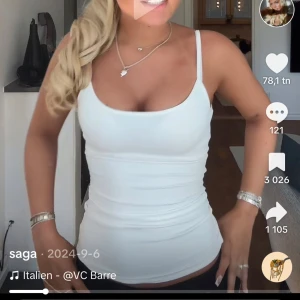 Vitt Zara linne  - Vitt linne från Zara. Skonsamt använt och har därmed inga defekter. Perfekt nu till sommaren !!